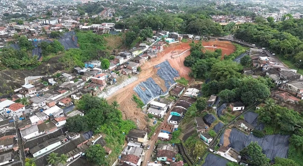 Recife inicia contenção em encosta da Rua Córrego do Curió para proteger 500 moradores