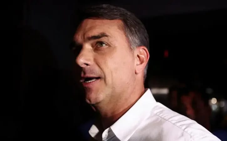 Flávio Bolsonaro chega aos EUA com mulher e filhas; governo Trump concederá vistos à família