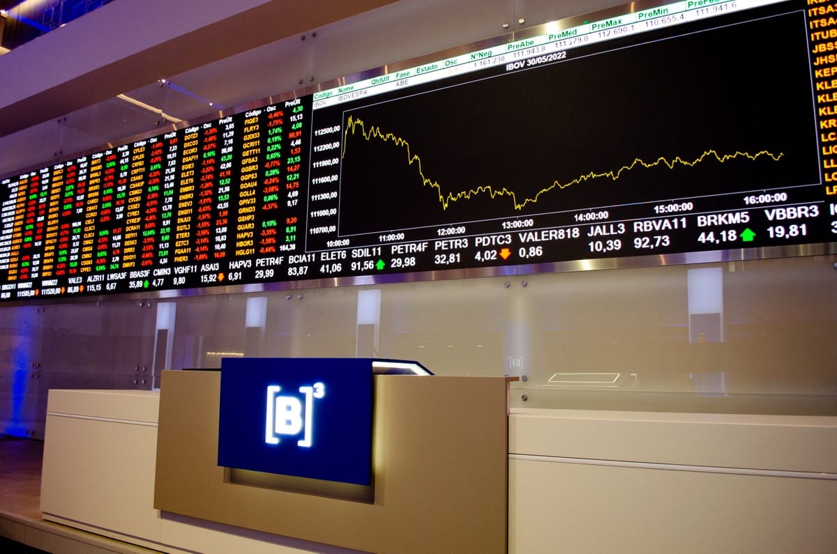 Ibovespa cai, dólar chega a R$ 5,55 e juros futuros disparam após vitória de Lula
