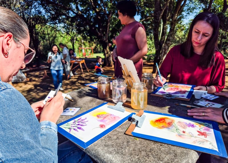 Projeto Oásis dos Saberes promove manhã de aquarela botânica no Parque Taene