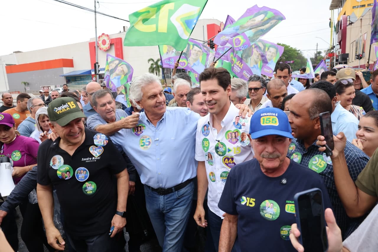 Daniel Vilela e Caiado fazem caminhada na Região da 44 no penúltimo dia