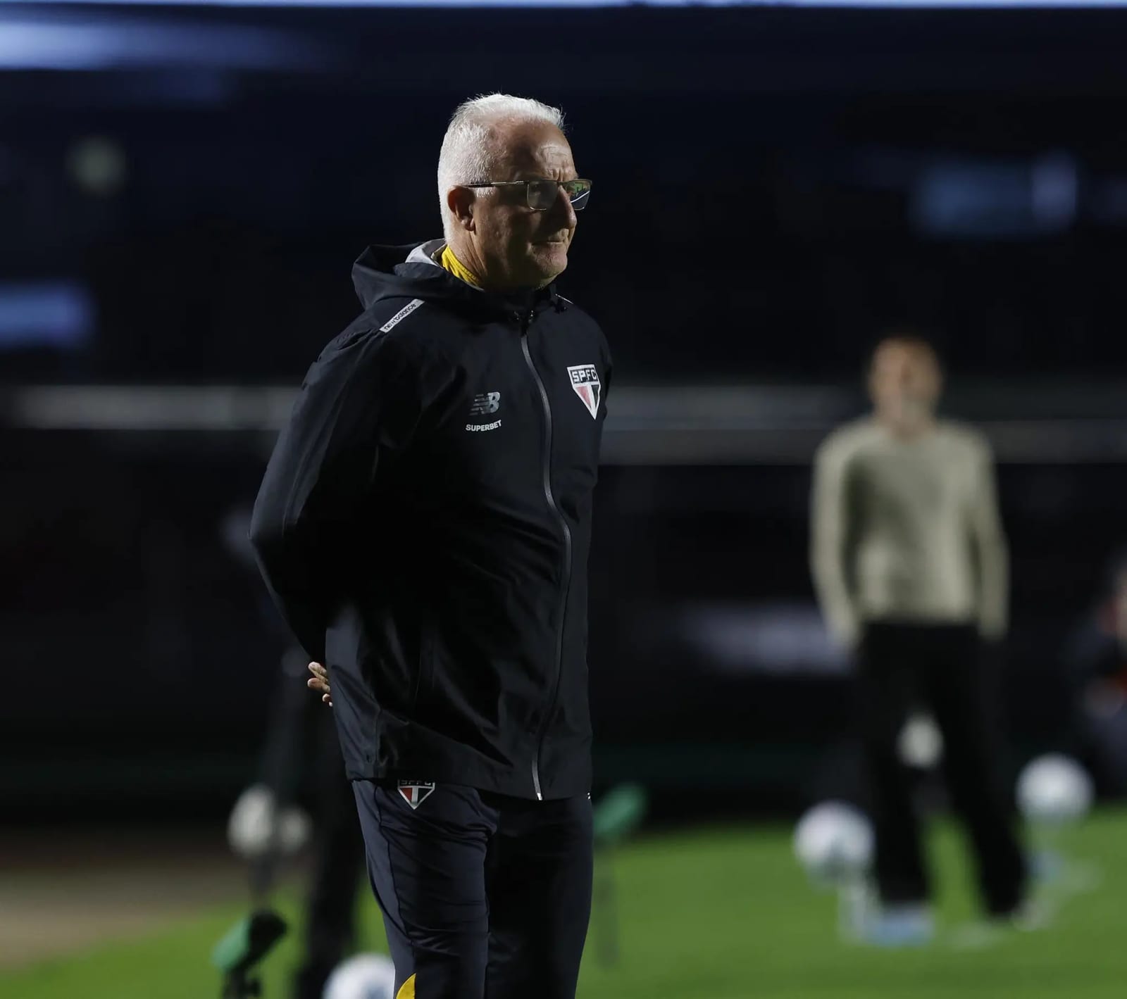 Dorival admite 'momento político complicado' e pede apoio da torcida