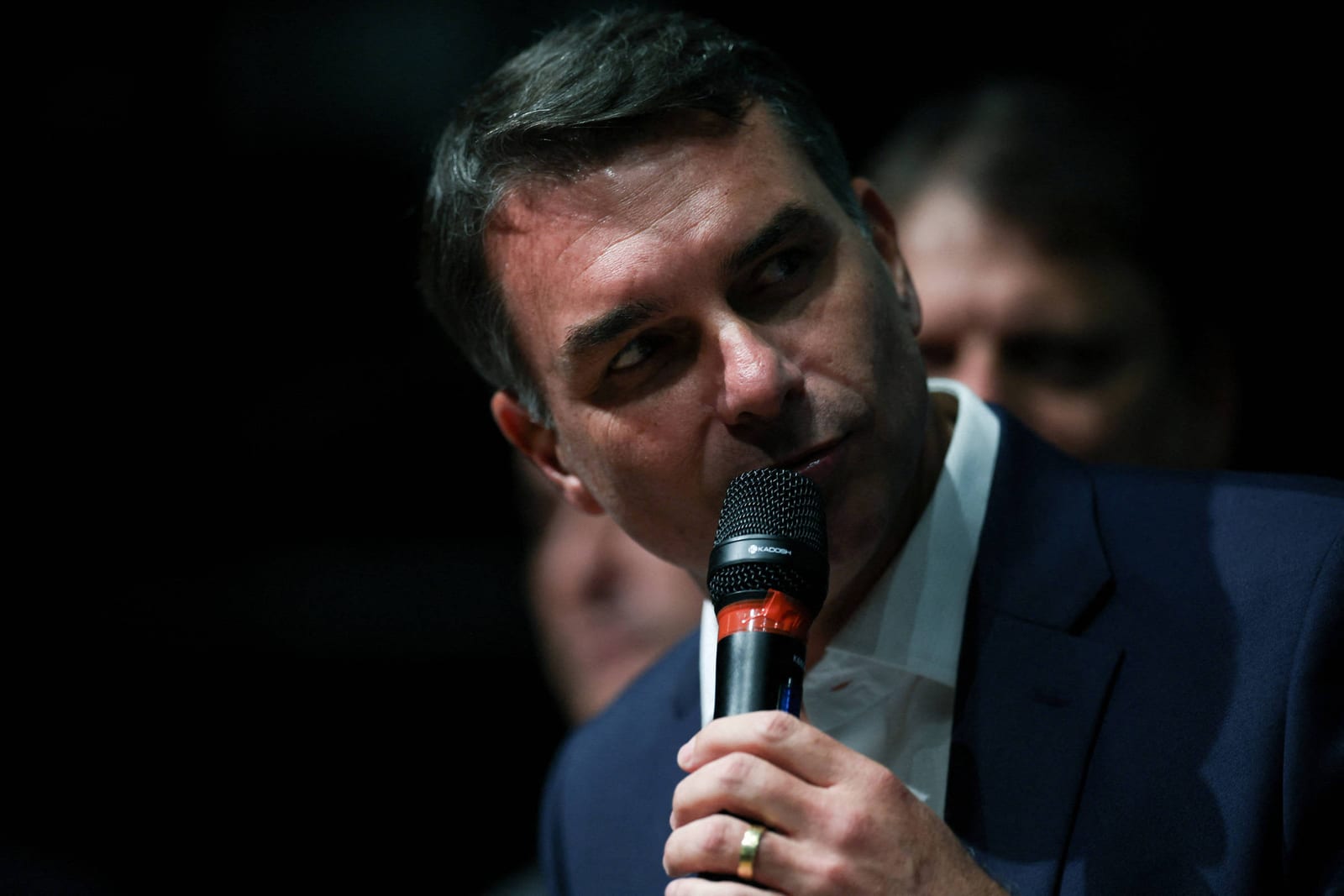 Favoritismo amplia cobrança por propostas e Flávio Bolsonaro se esquiva
