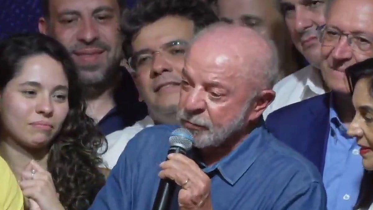 Lula no discurso da vitória: Eu fui escolhido por Deus. Tem o dedo de Deus na minha cabeça