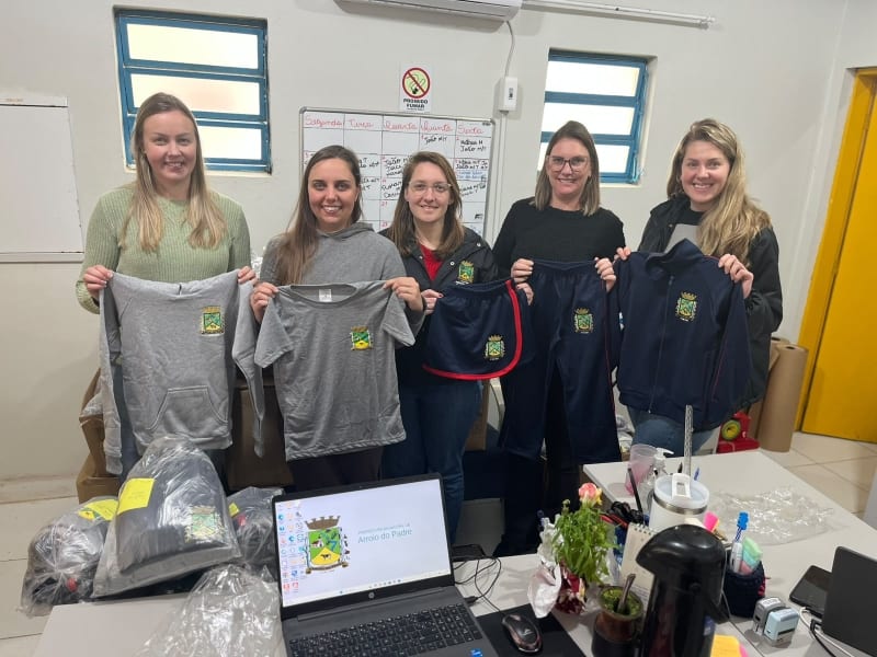 Arroio do Padre distribui uniformes escolares gratuitos para estudantes da rede municipal