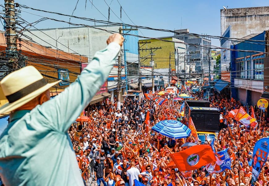 Lula arrasta multidão na Zona Leste e critica as 'bets'