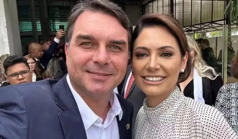 Flávio e Michelle Bolsonaro gravam juntos para a campanha
