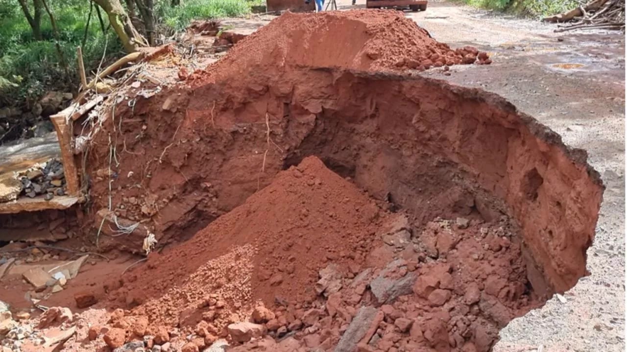 Em Assis/SP: Cratera em estrada rural na Água do Freire mobiliza o Poder Legislativo