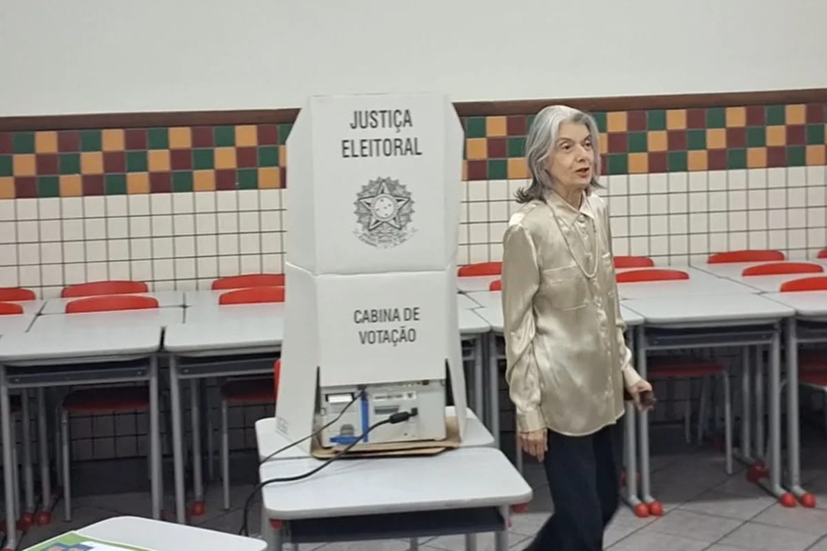 Cármen Lúcia vota em colégio de BH e é tietada por eleitores