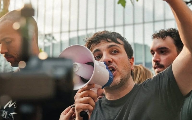 "Comédia": Renan Santos critica declaração de apoio de Augusto Cury a Flávio Bolsonaro