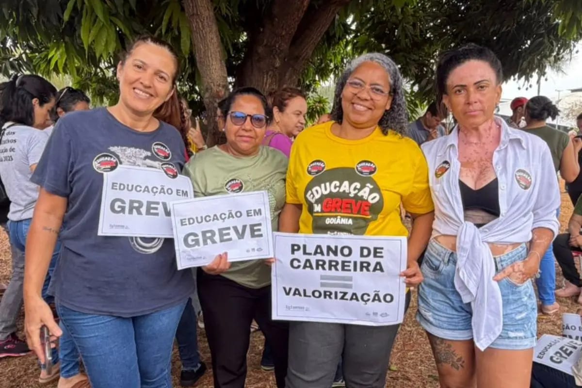 Administrativos da Educação de Goiânia protestam no Paço por novo plano de carreira