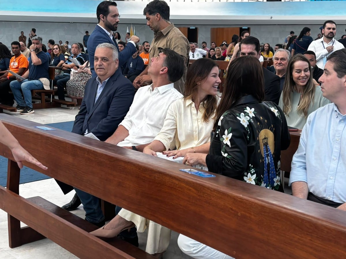 Flávio Bolsonaro participa de missa de Nossa Senhora Aparecida tentando afastar boato sobre retirada de padroeira