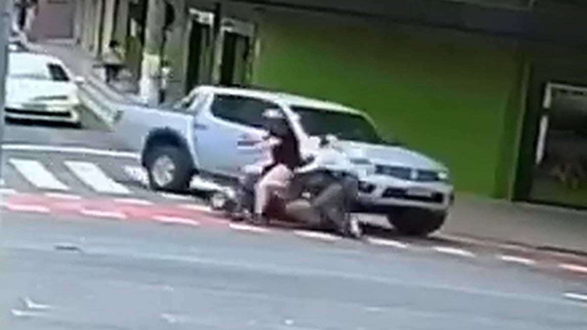 Pedestre fora da faixa, autopropelido na calçada e outro na contramão: vídeo flagra combo de erros em Blumenau