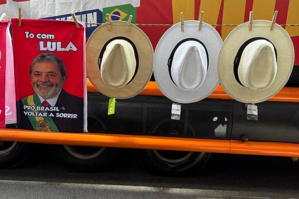 Chapéus de Lula vendidos a R$ 50 em ato em SP