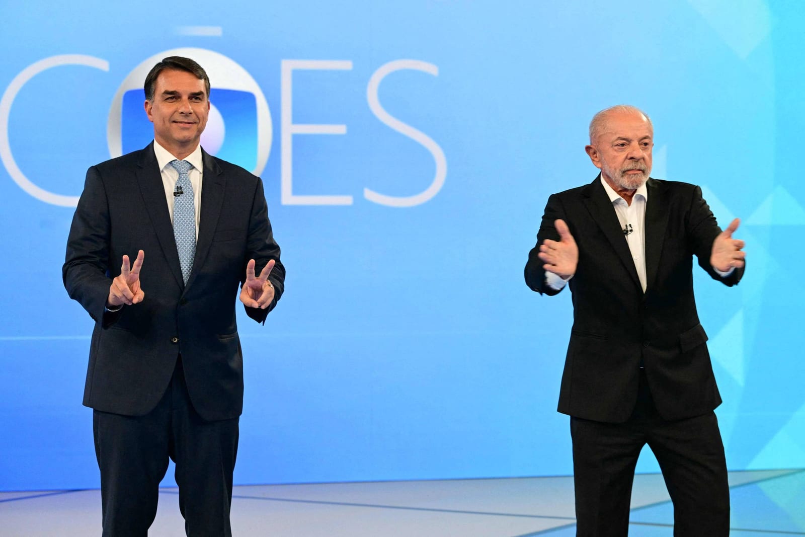 Lula defende políticas sociais, e Flávio Bolsonaro diz que petista tira com '9 dedos' dinheiro da população