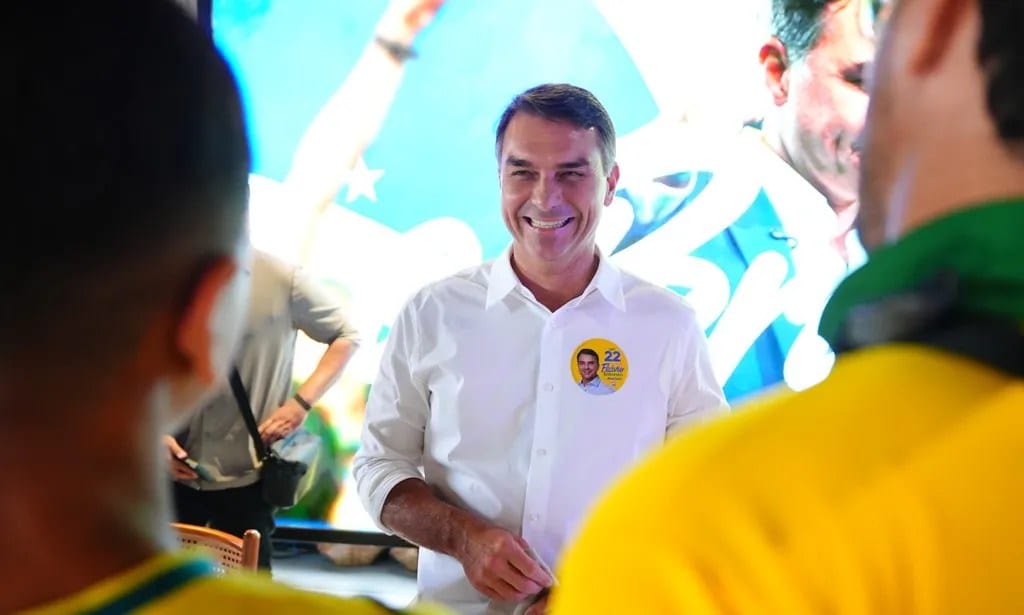 Flávio Bolsonaro recua e anuncia voto a favor do fim da escala 6×1