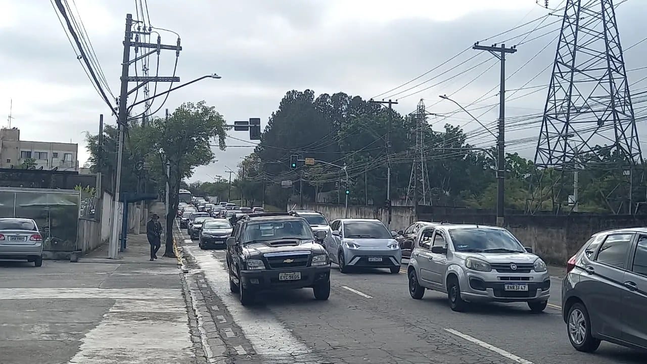 Trânsito na Avenida João XXIII persiste em Mogi das Cruzes mesmo com novo viaduto