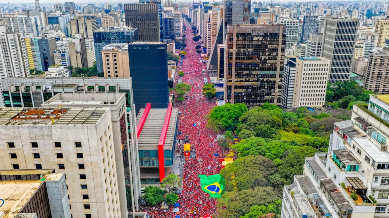 Lula reúne multidão na Avenida Paulista e convoca idosos: ‘Vote pelo filho, pelo neto, pelo bisneto e pela pátria’