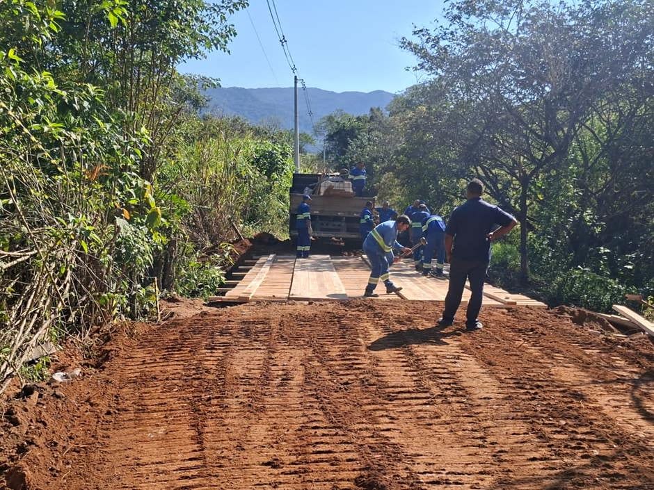 Prefeitura recupera ponte de madeira de 10 m no Guirra, em São José dos Campos