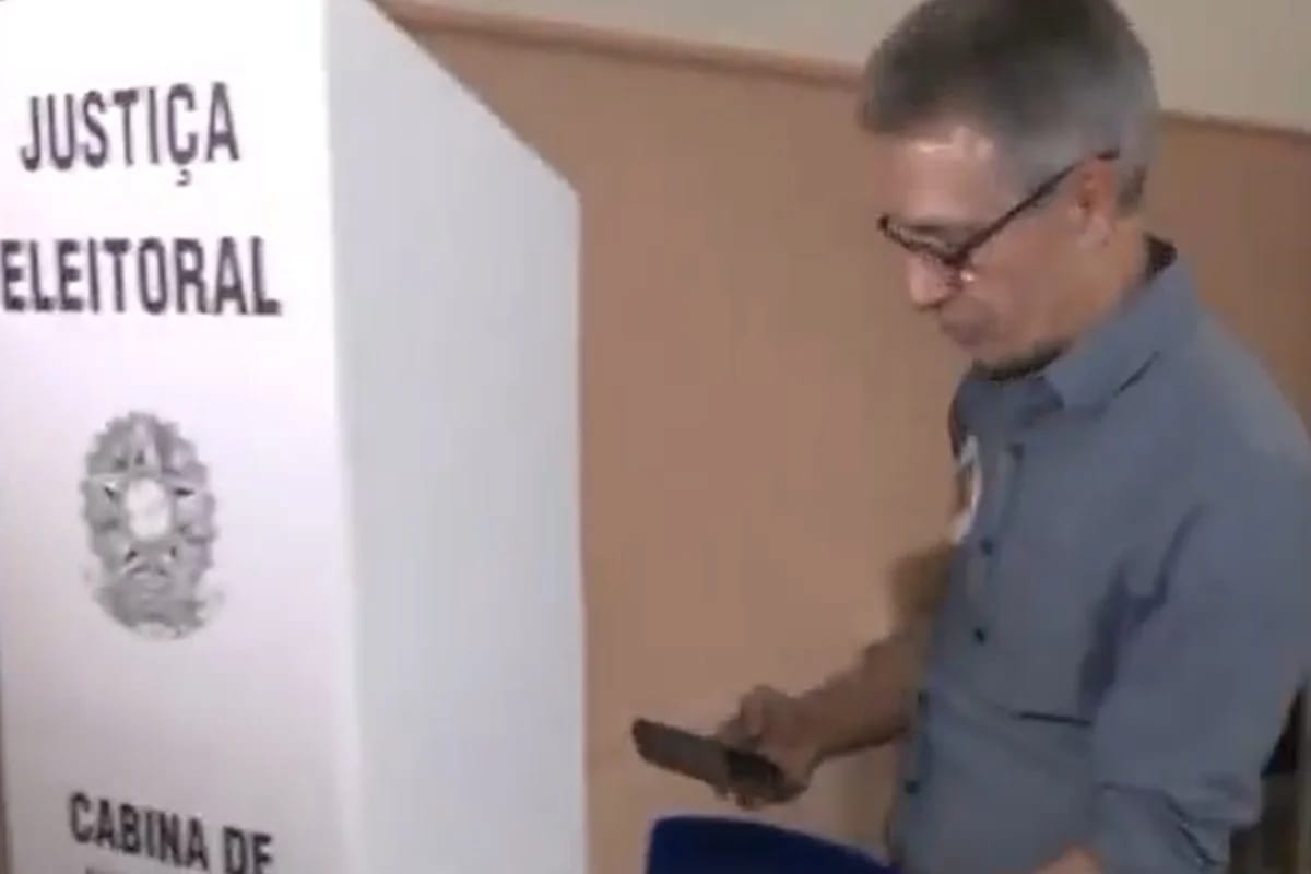 Romeu Zema entrou na cabine de votação com celular em Araxá