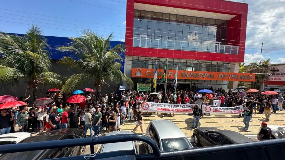 80% das escolas de Palmas paralisam atividades e trabalhadores ocupam a Avenida JK, em ato público