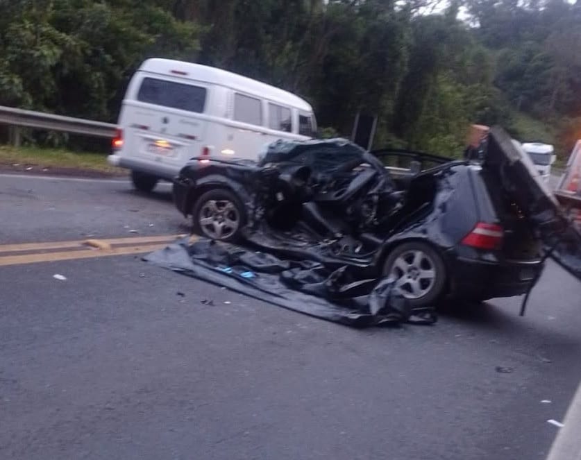 Mulher morre e duas pessoas ficam gravemente feridas em colisão entre carro e caminhão na BR-470 em Bento