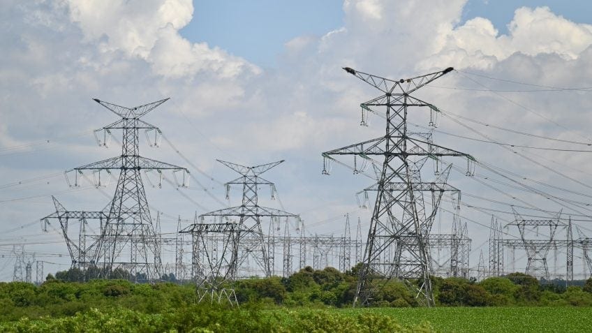 Setor elétrico entrega cartilha com 7 compromissos e 50 propostas para 2027-2030