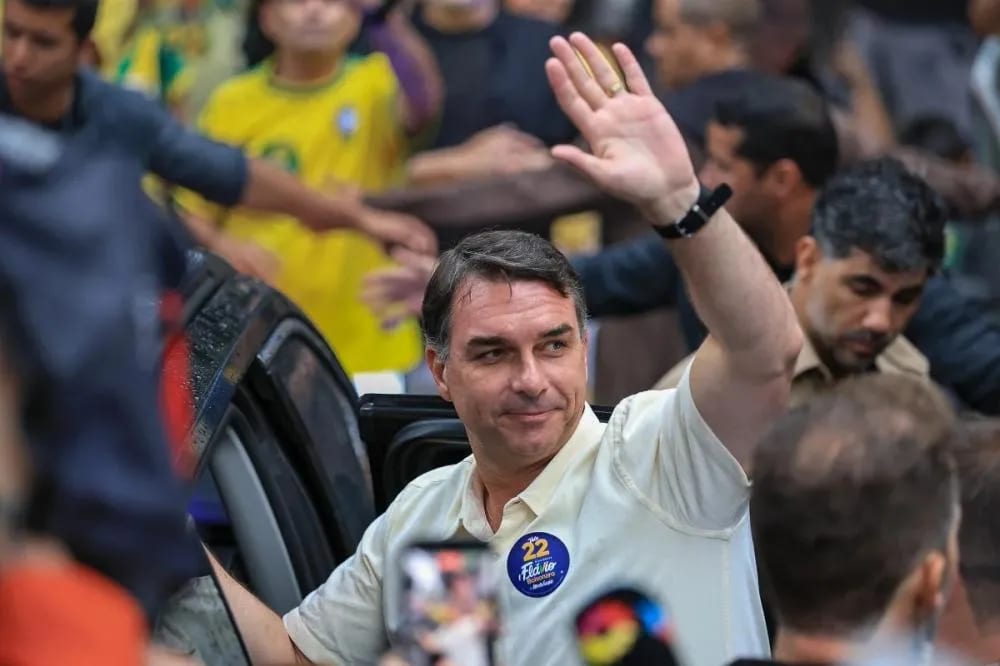 Flávio Bolsonaro diz que foi intimado a entregar passaporte e critica decisão de Moraes