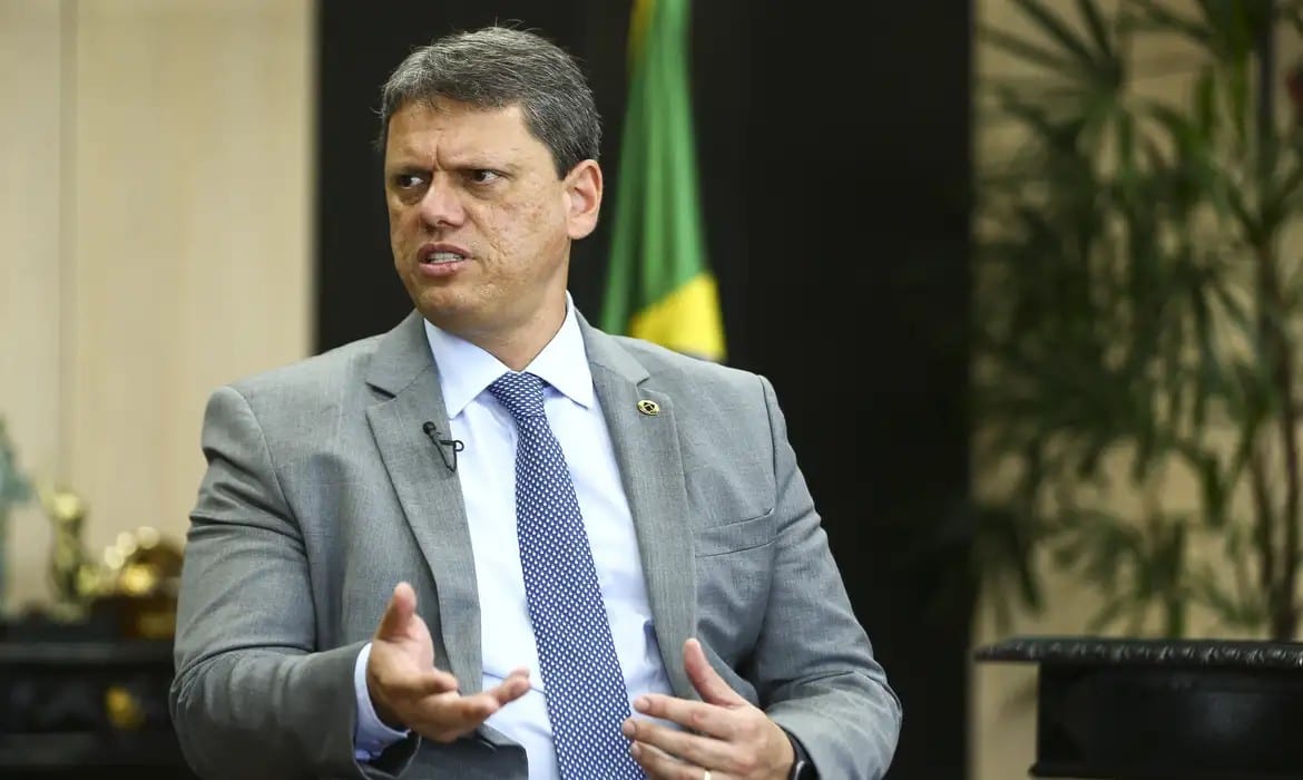 Tarcísio diz que aconselhou Flávio Bolsonaro a não deixar o Brasil após derrota para Lula