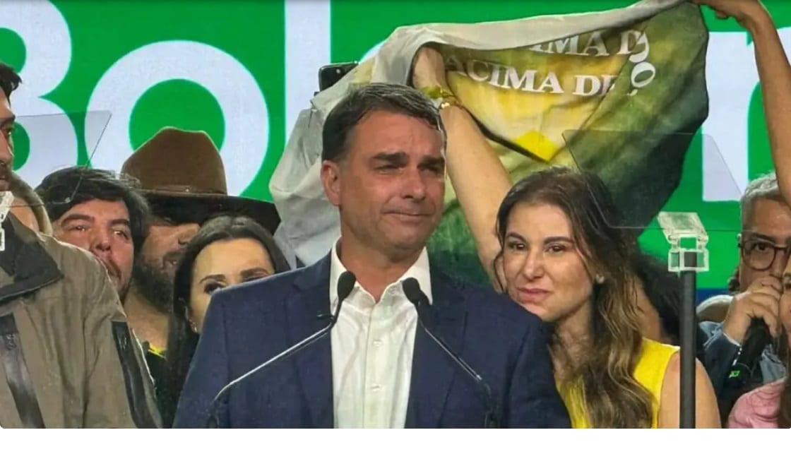 Fuga de Flávio Bolsonaro: avião deve pousar em Miami; Senador fugiu do Brasil na noite de terça pela fronteira com a Arg