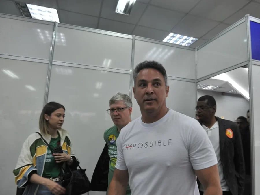 Zucco é eleito governador do RS no primeiro turno; Sanderson e Marcel van Hattem conquistam vagas ao Senado