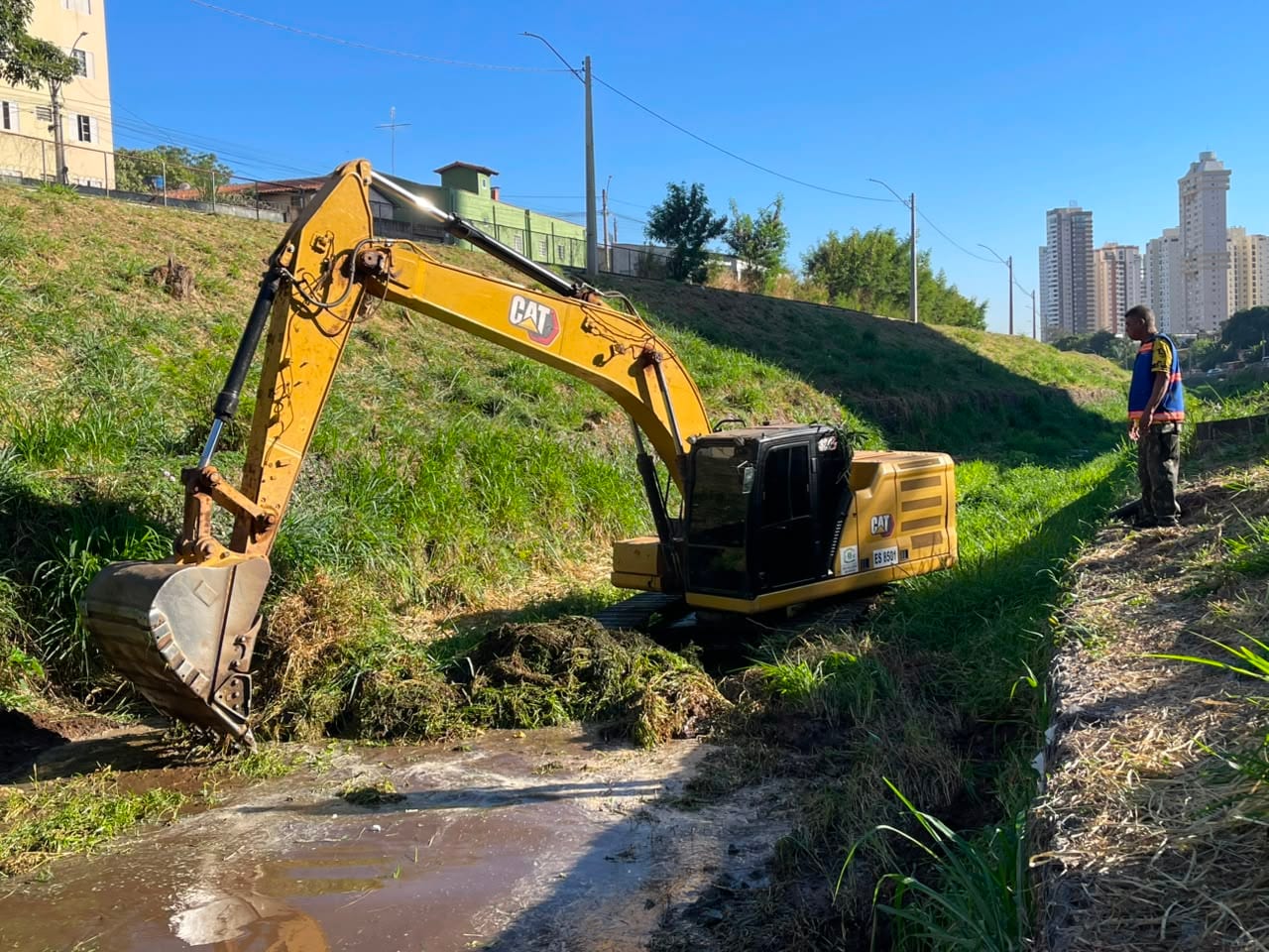 Força‑tarefa limpa Córrego Botafogo em Goiânia; via terá faixa interditada