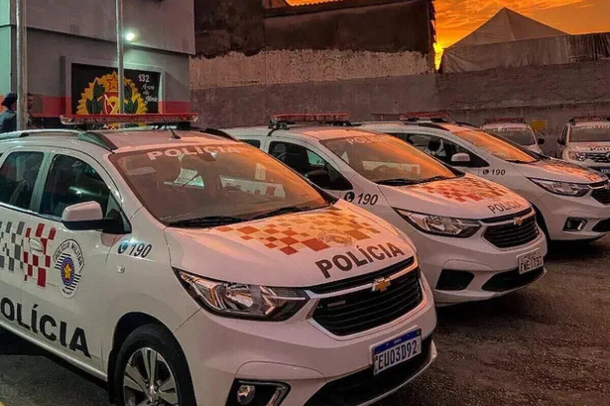 Dois PMs de folga presos por roubo e estupro de adolescente em SP