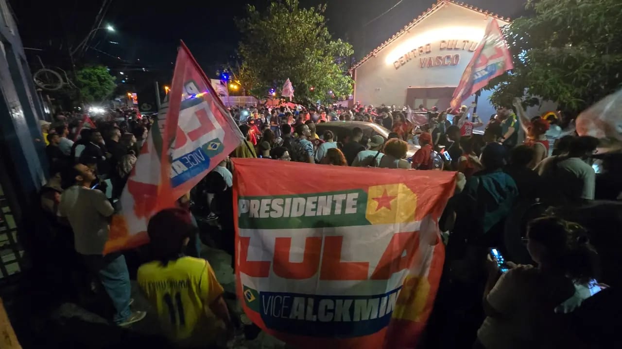 Apoiadores de Lula em Rio Preto comemoram reeleição