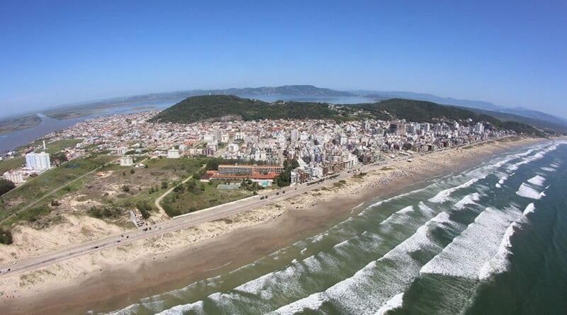 Praia do Mar Grosso, em Laguna, conquista Bandeira Azul para temporada 2026/2027