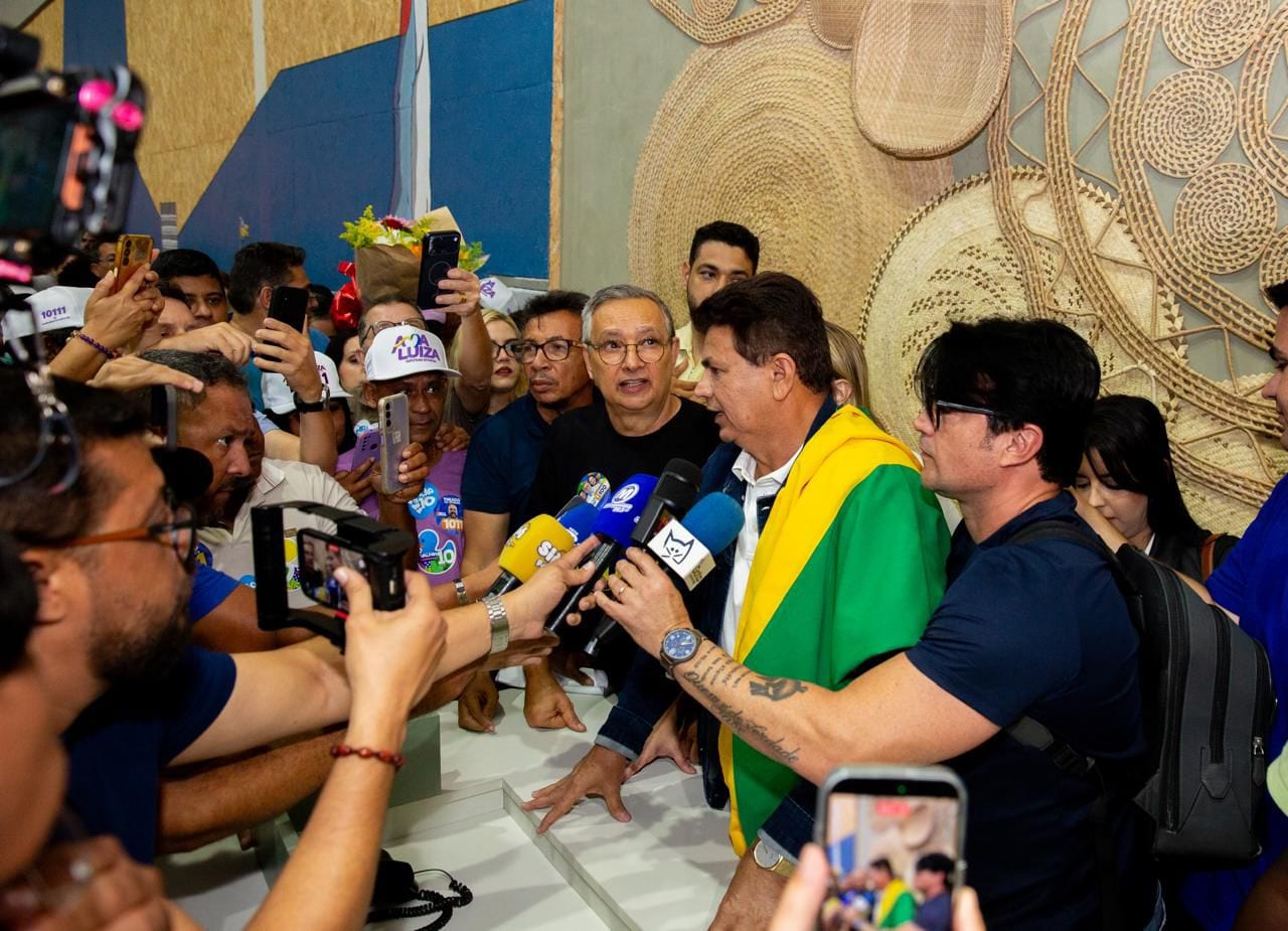 Valmir de Francisquinho é recebido por multidão de apoiadores no Aeroporto de Aracaju