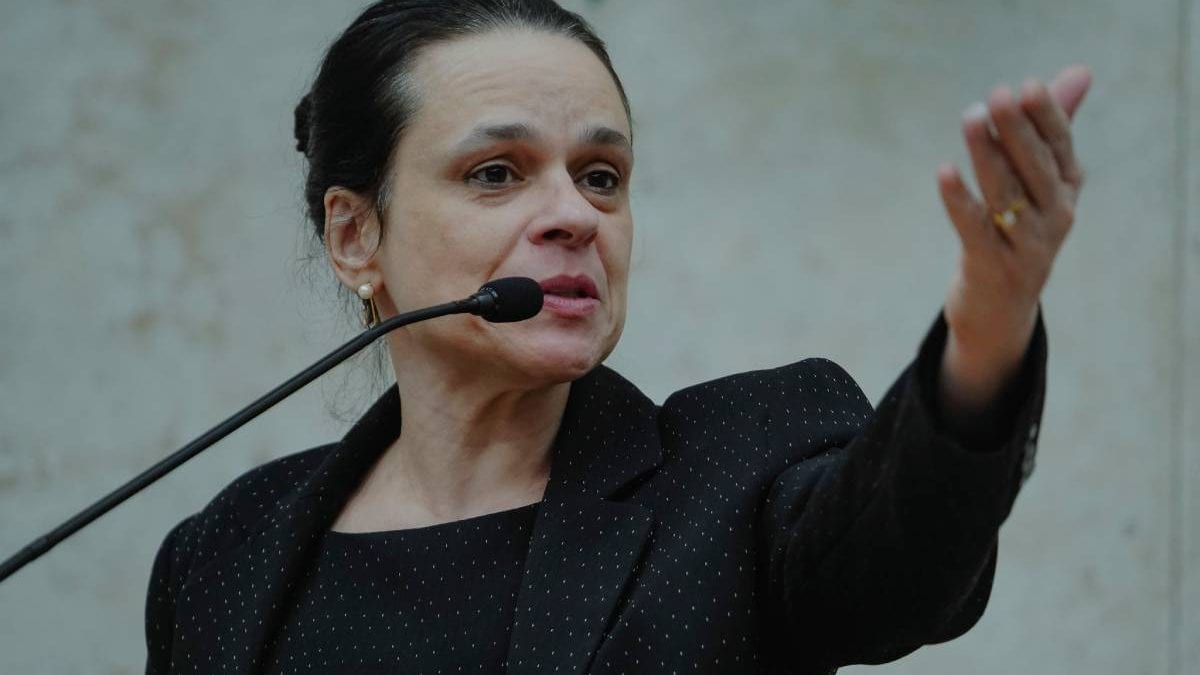 Autora do impeachment de Dilma Rousseff, Janaína Paschoal recebe 46 mil votos, não se elege deputada federal e questiona