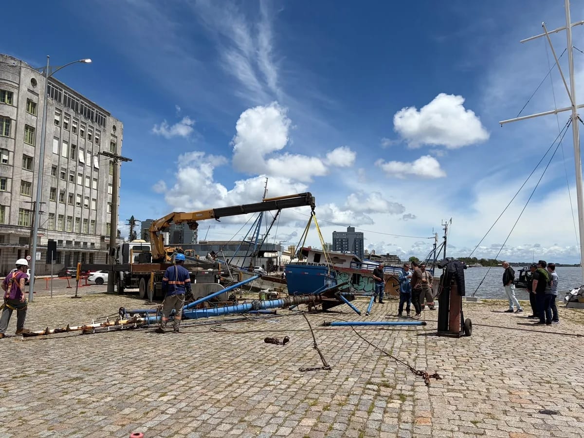 Após mais de dez anos de abandono, duas embarcações começam a ser retiradas do Porto Velho de Rio Grande