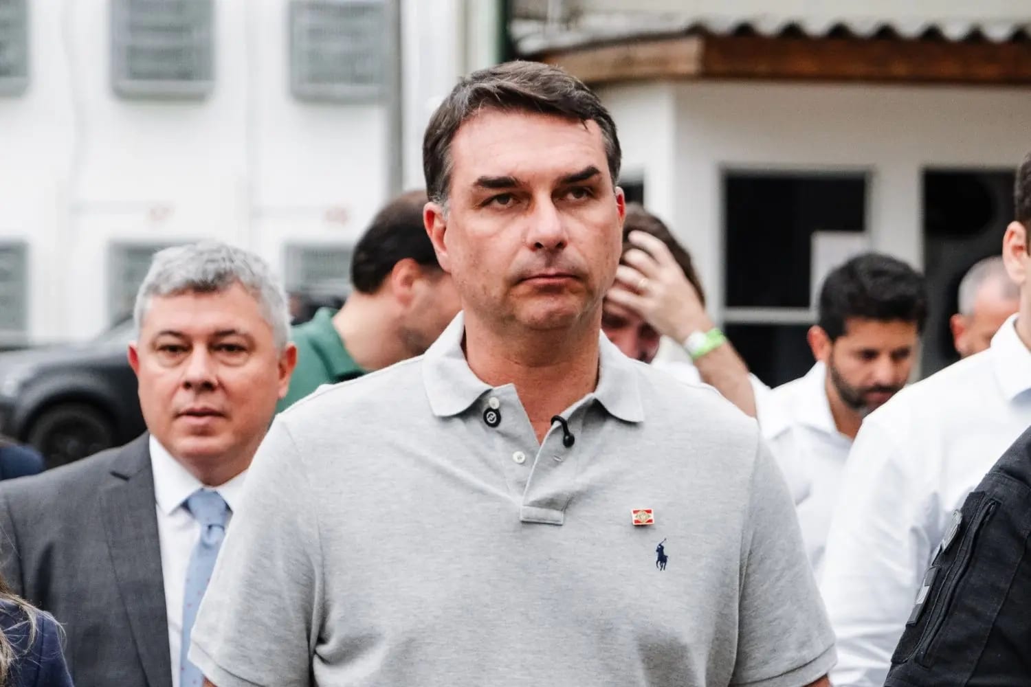Flávio Bolsonaro afirma que PF exigiu entrega de passaportes por ordem de Moraes