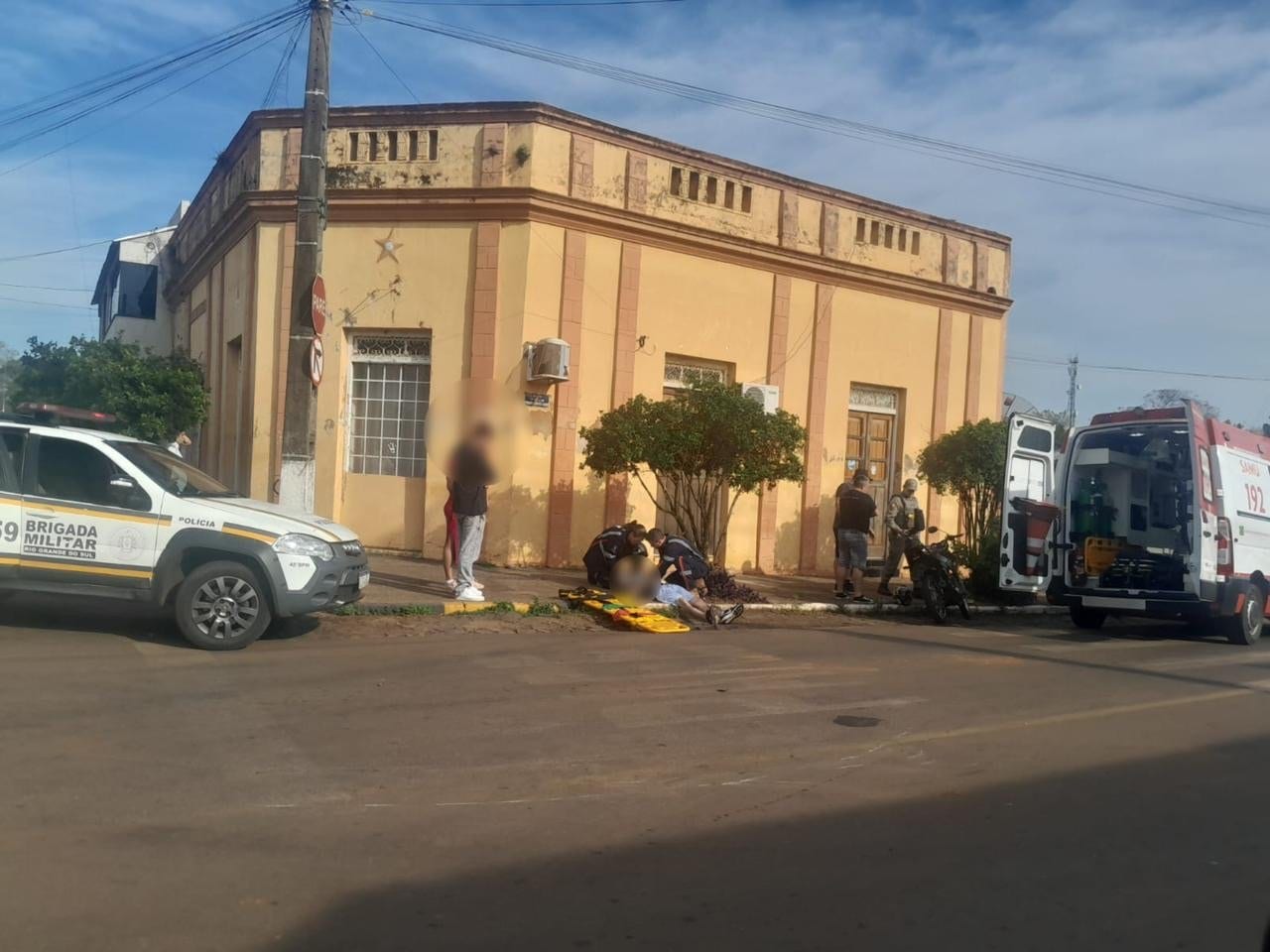 Motociclista sem habilitação fica ferido em acidente com caminhão da Prefeitura de São Borja