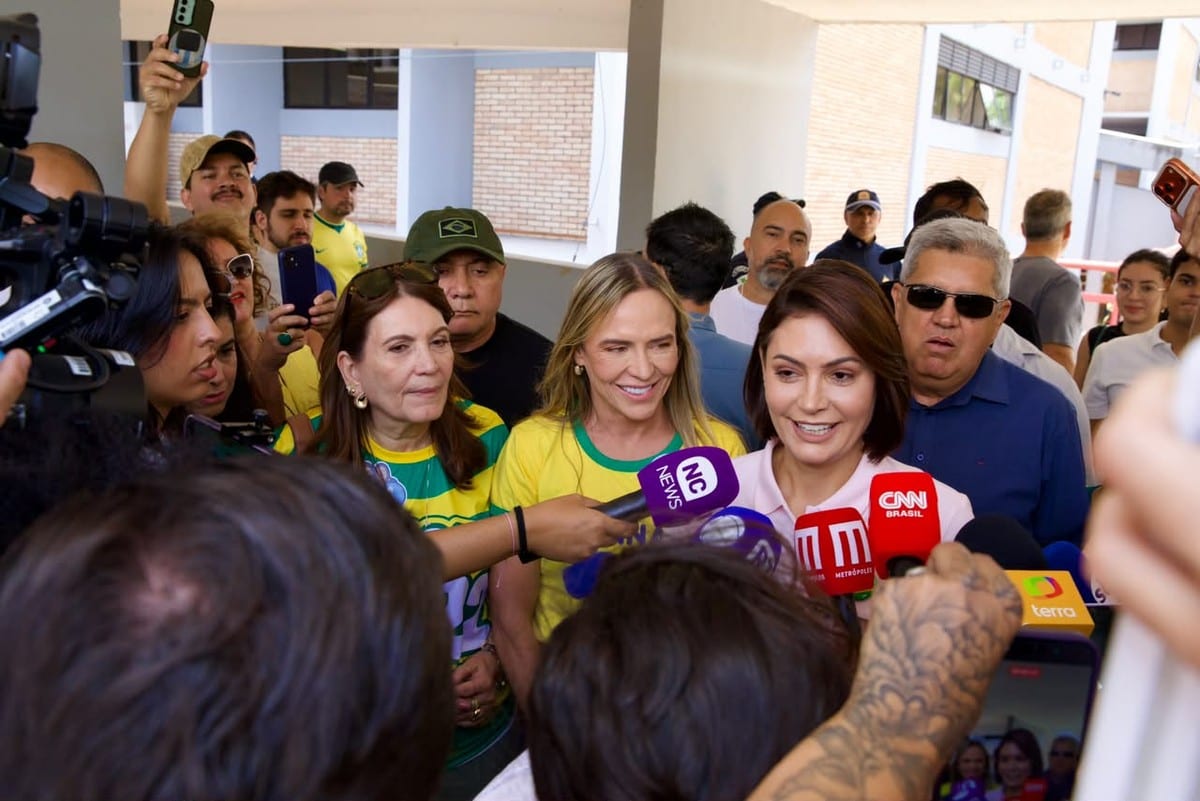Michelle Bolsonaro vota em Brasília e diz que expectativa é de vitória de Flávio