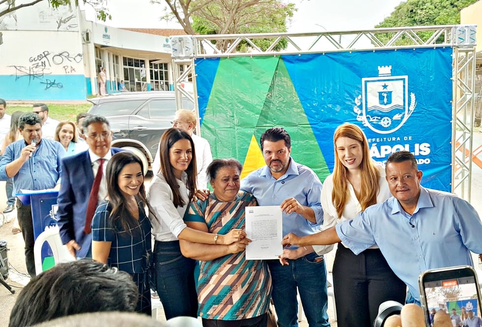 Márcio Corrêa entrega quase 300 títulos em Novo Paraíso; quase 700 no total