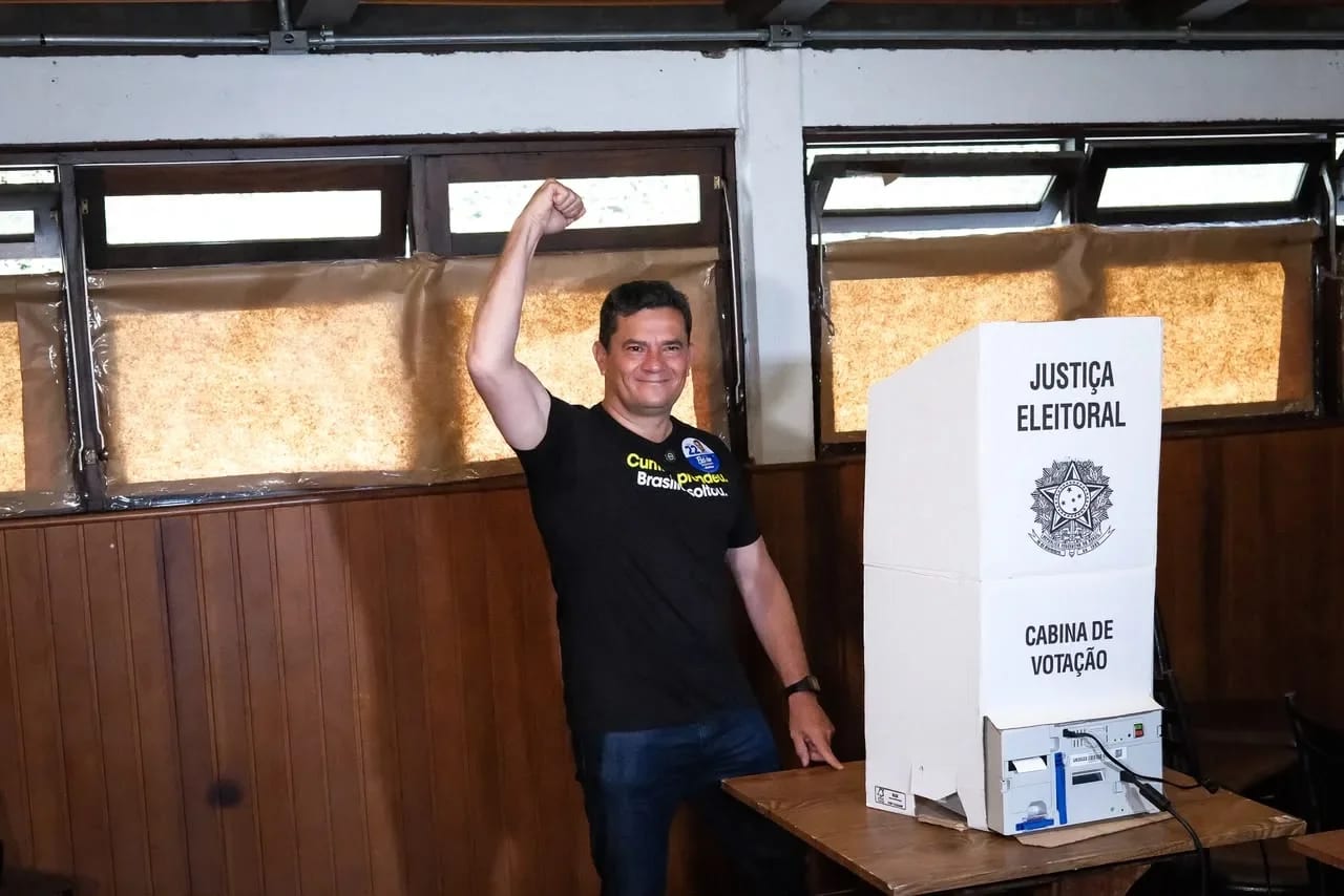 Sergio Moro vota em Curitiba e aposta em vitória de Flávio
