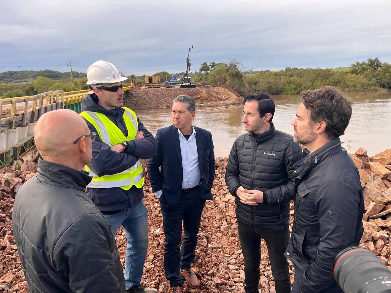 Leite vistoria nova ponte sobre o Rio Ibicuí-Mirim em Dilermando de Aguiar