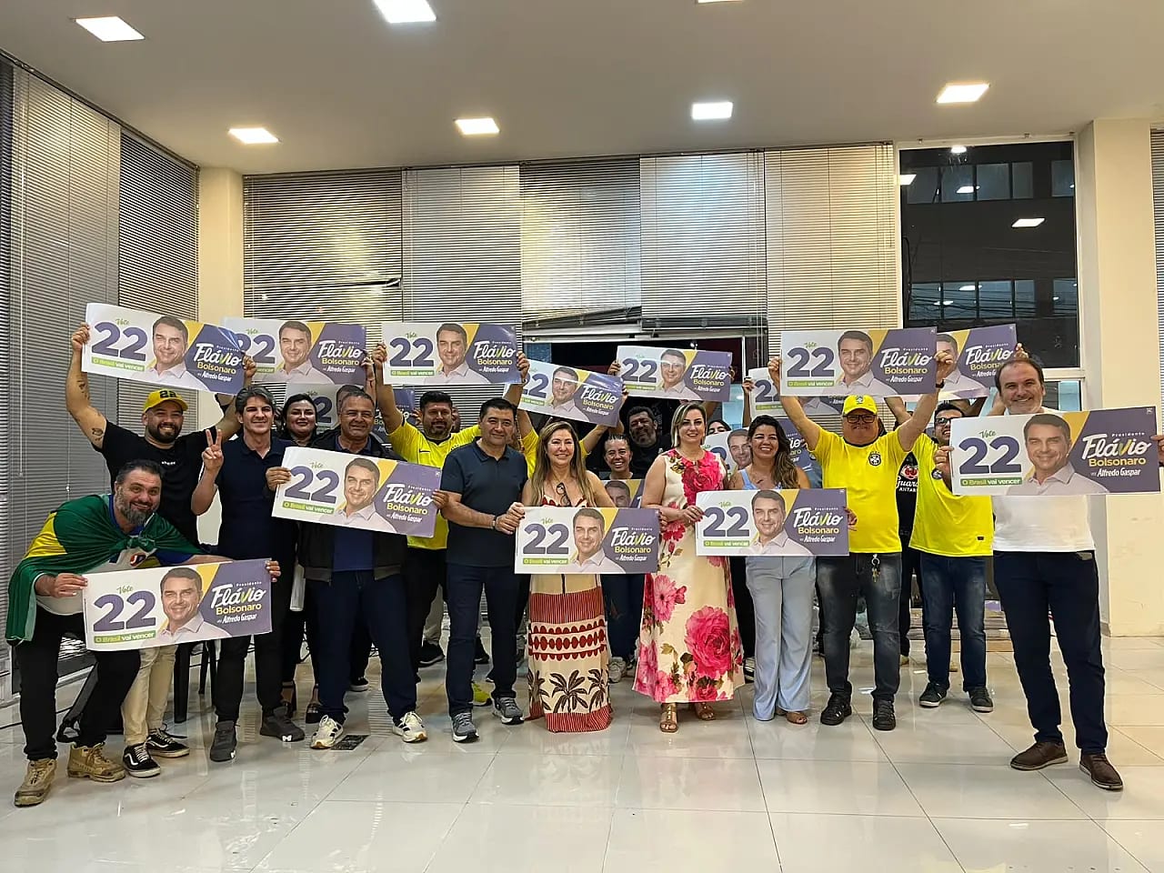 Ashiuchi lidera adesivaço em prol de Flávio Bolsonaro