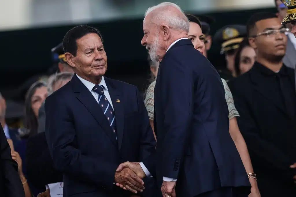 Mourão atende pedido de Lula e provoca desconfiança entre antigos aliados