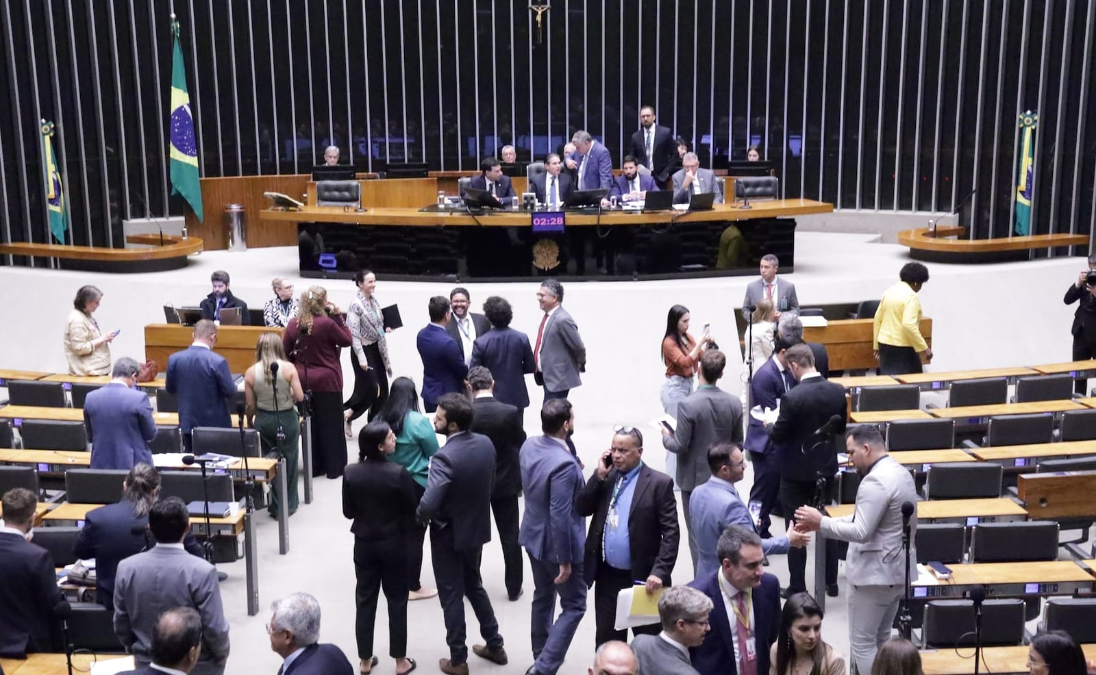 Ao vivo: oposição dá entrevista na Câmara