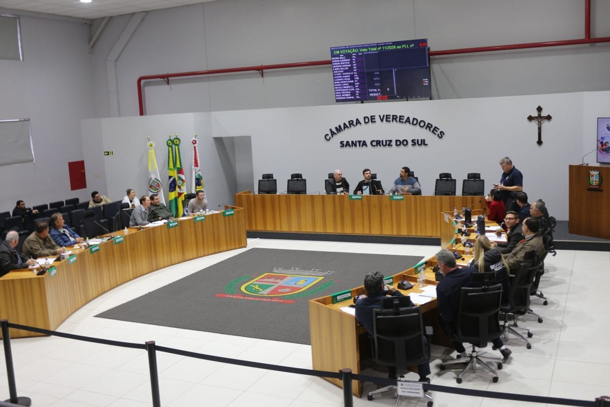 Câmara de Santa Cruz aprova 10 projetos e acolhe veto em 24 de agosto