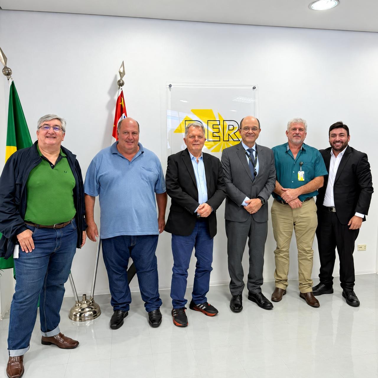 Prefeito e comitiva participam de reunião no DER para tratar de antiga demanda de pavimentação