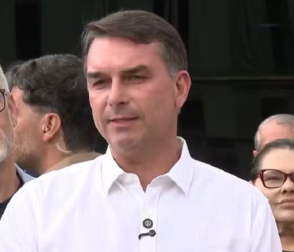 Flávio Bolsonaro faz primeira visita ao ex-presidente Jair Bolsonaro após o fim das restrições impostas por Alexandre de